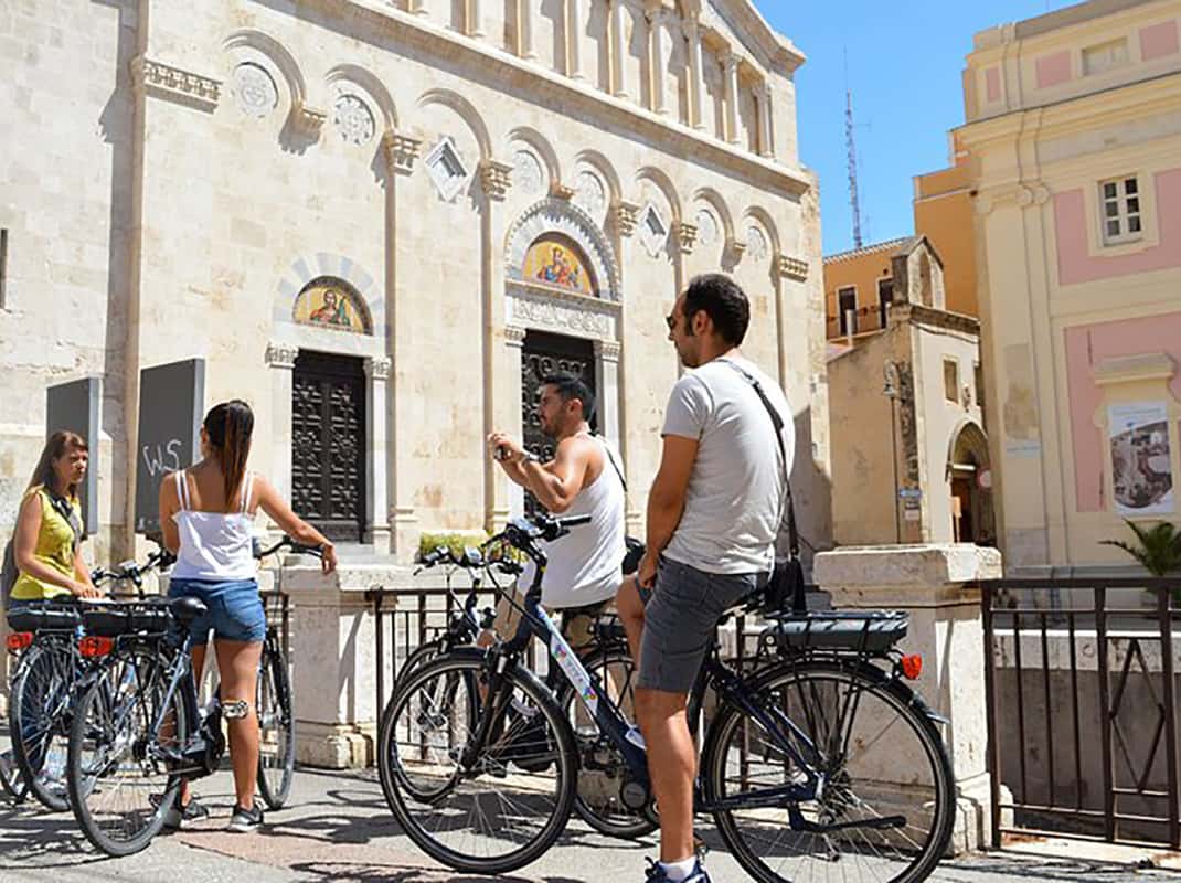 Groep op e-bikes tijdens een tour door Cagliari