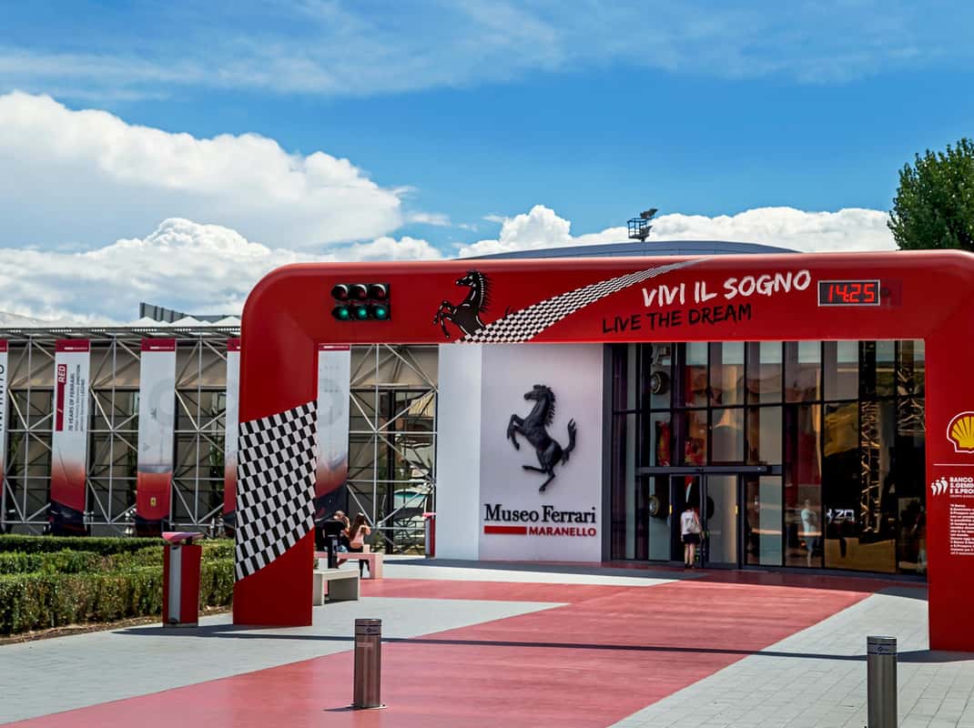 Ferrari sportwagens in een museum tijdens een VIP-dagervaring vanuit Bologna