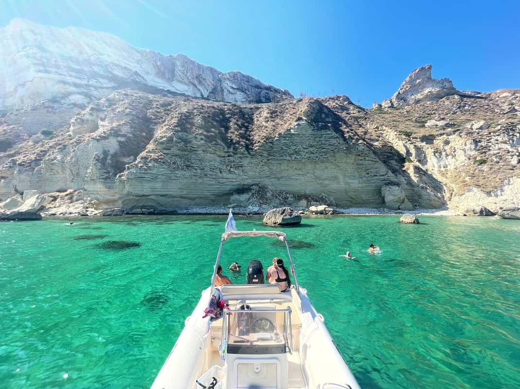 Boot met reizigers die genieten van een rondvaart en zwemstops bij Cagliari