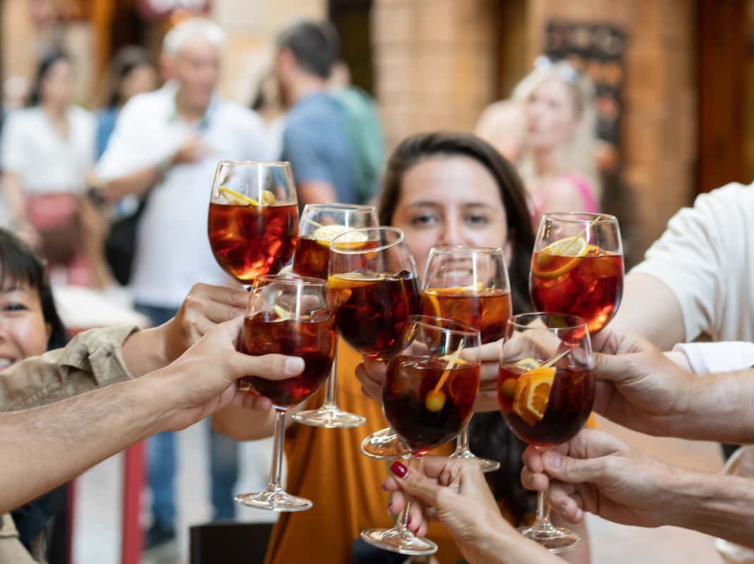 Pintxos en wijn tijdens culinaire tour in Bilbao
