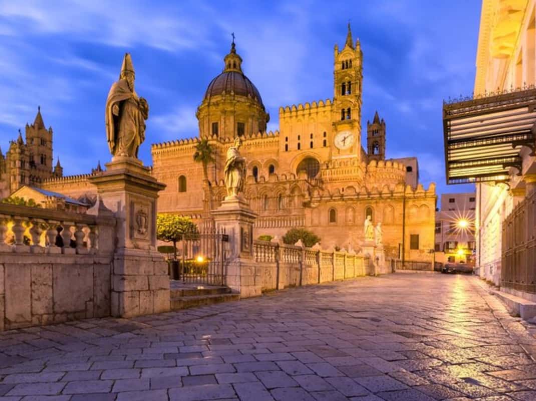 Kleine groep tijdens een privéwandeltour in Palermo