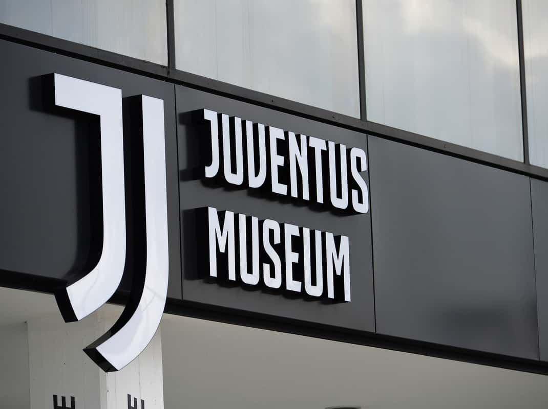 Tentoonstelling van bekers en shirts in het Juventus Museum in Turijn