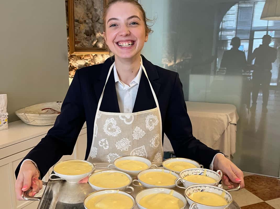 Deeg en ingrediënten tijdens een kookles pasta en tiramisù in Bologna