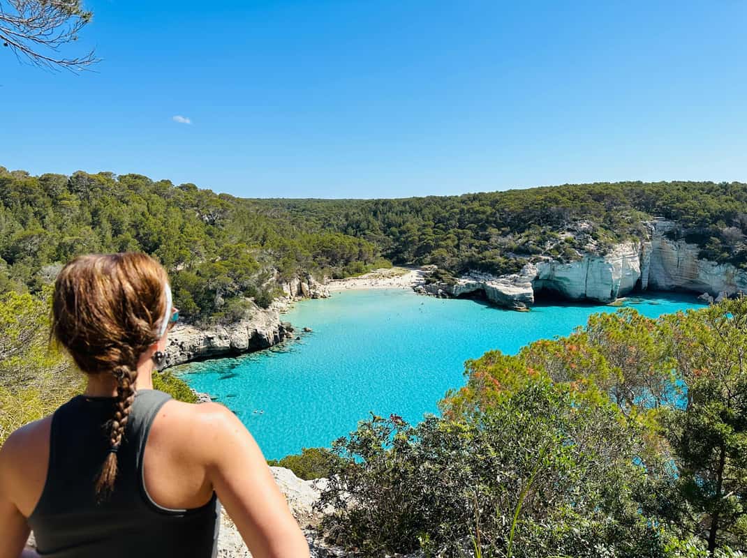 Aperitief met uitzicht op de baai van Galdana op Menorca