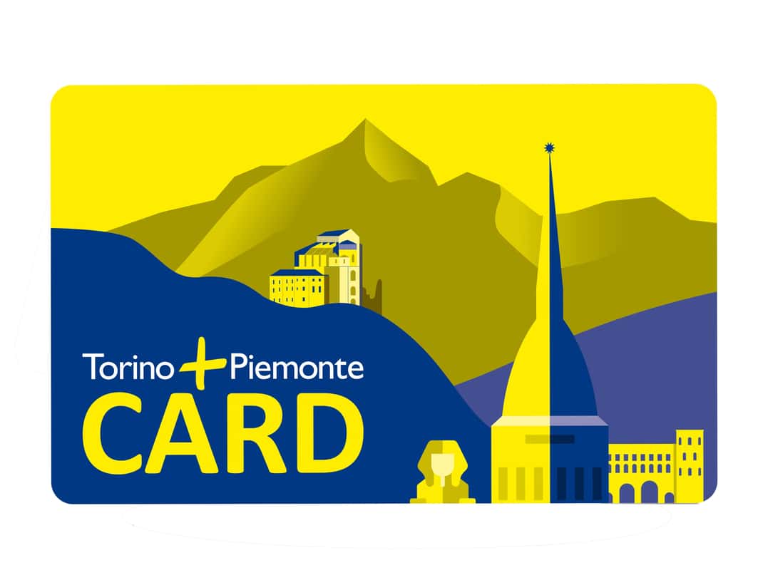 Toeristen met Turijn & Piemonte kaart in de stad