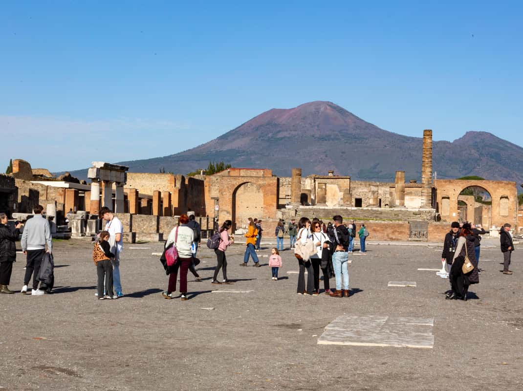 Ruïnes van Pompeii met de Vesuvius op de achtergrond tijdens een tour vanuit Napels