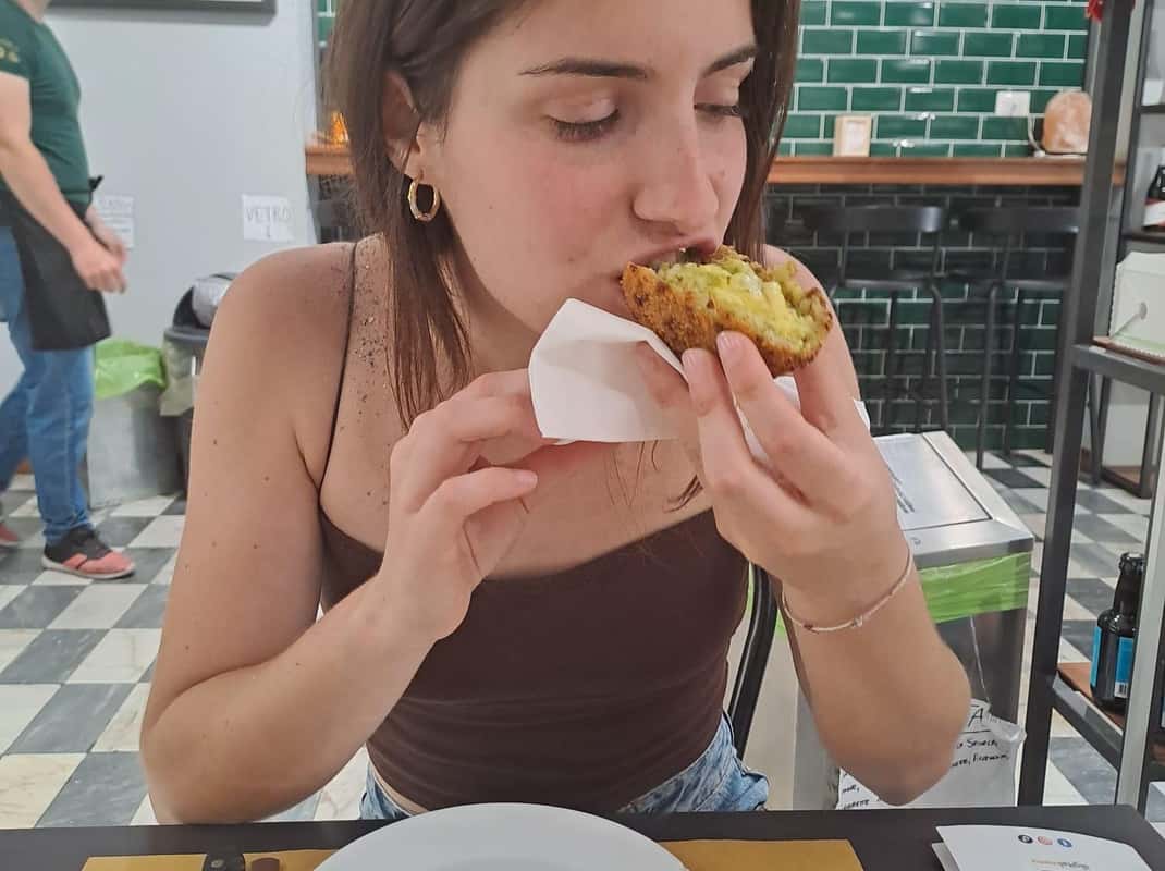 Streetfood en hapjes tijdens een foodtour in Catania