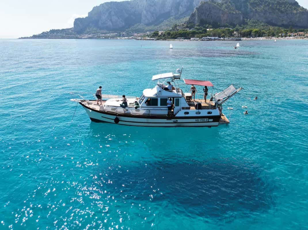Boottocht voor de kust van Palermo met helderblauw water