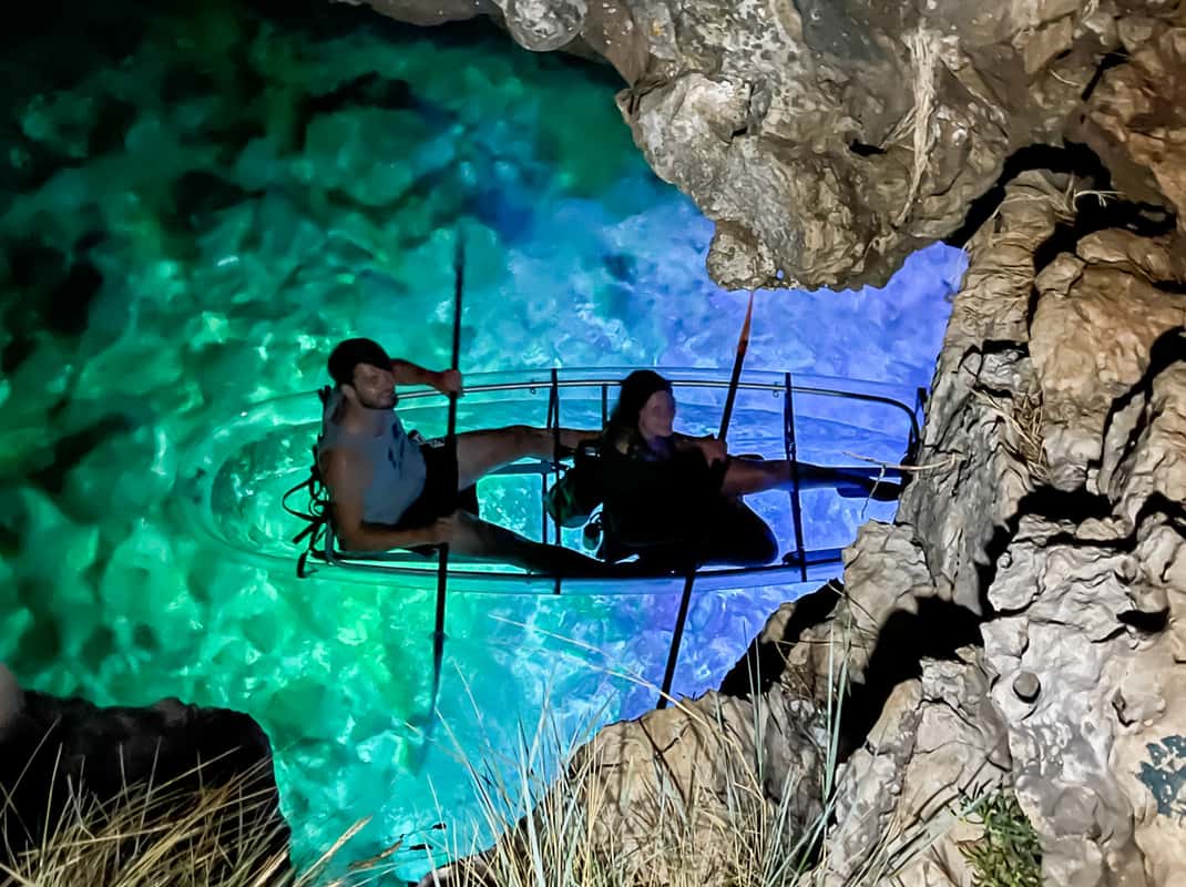 Glow kayak tour Pula bij nacht