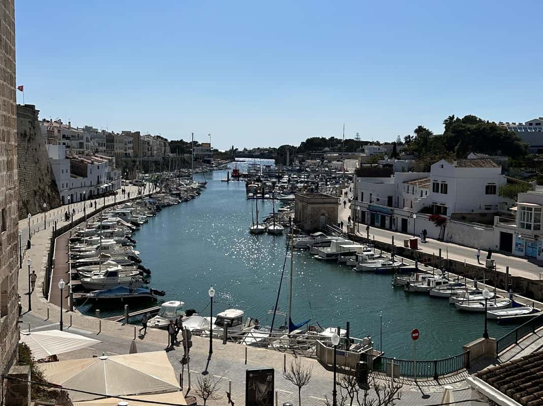 Historische straat in Ciutadella op Menorca
