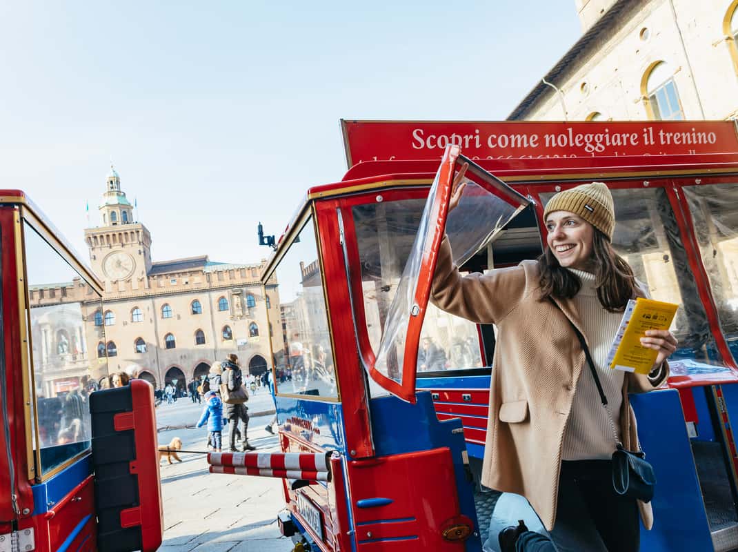 San Luca-trein die vanuit Bologna de heuvel op rijdt richting de basiliek