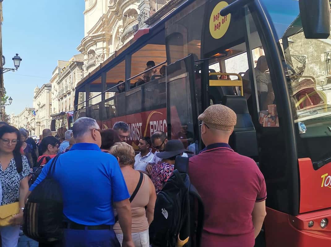 Panoramabus die langs de hellingen van de Etna rijdt