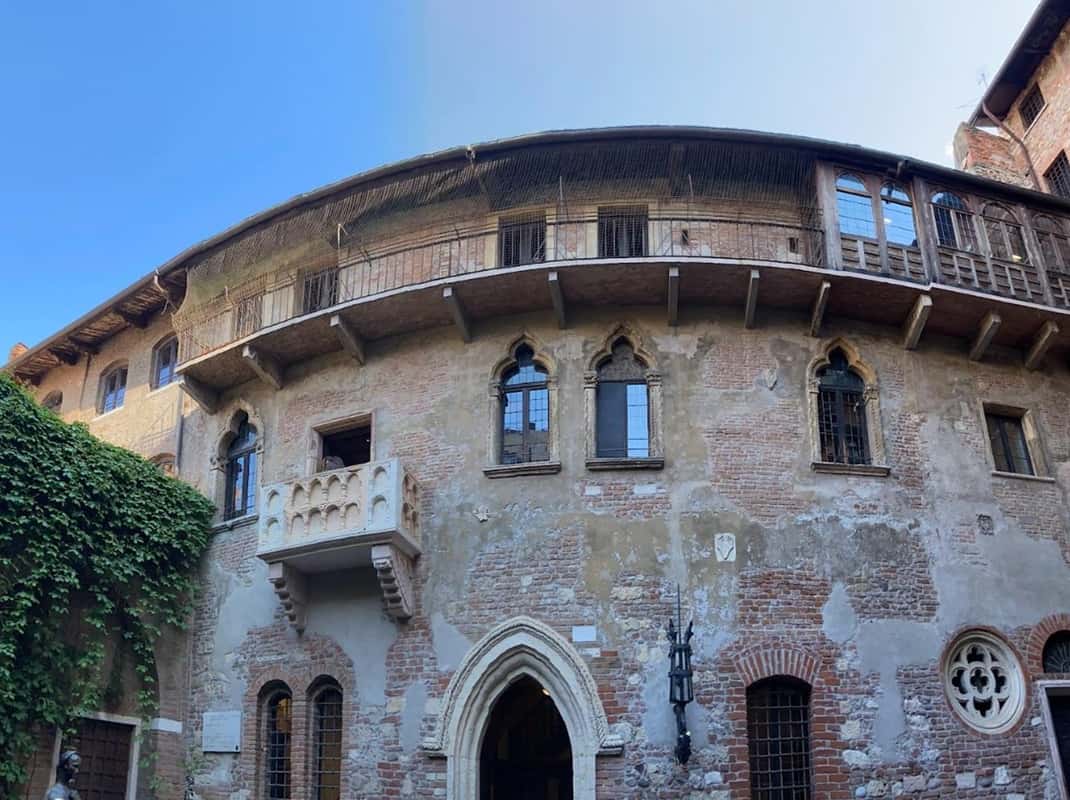 Balkon van Juliet's House in Verona met bezoekers op de binnenplaats