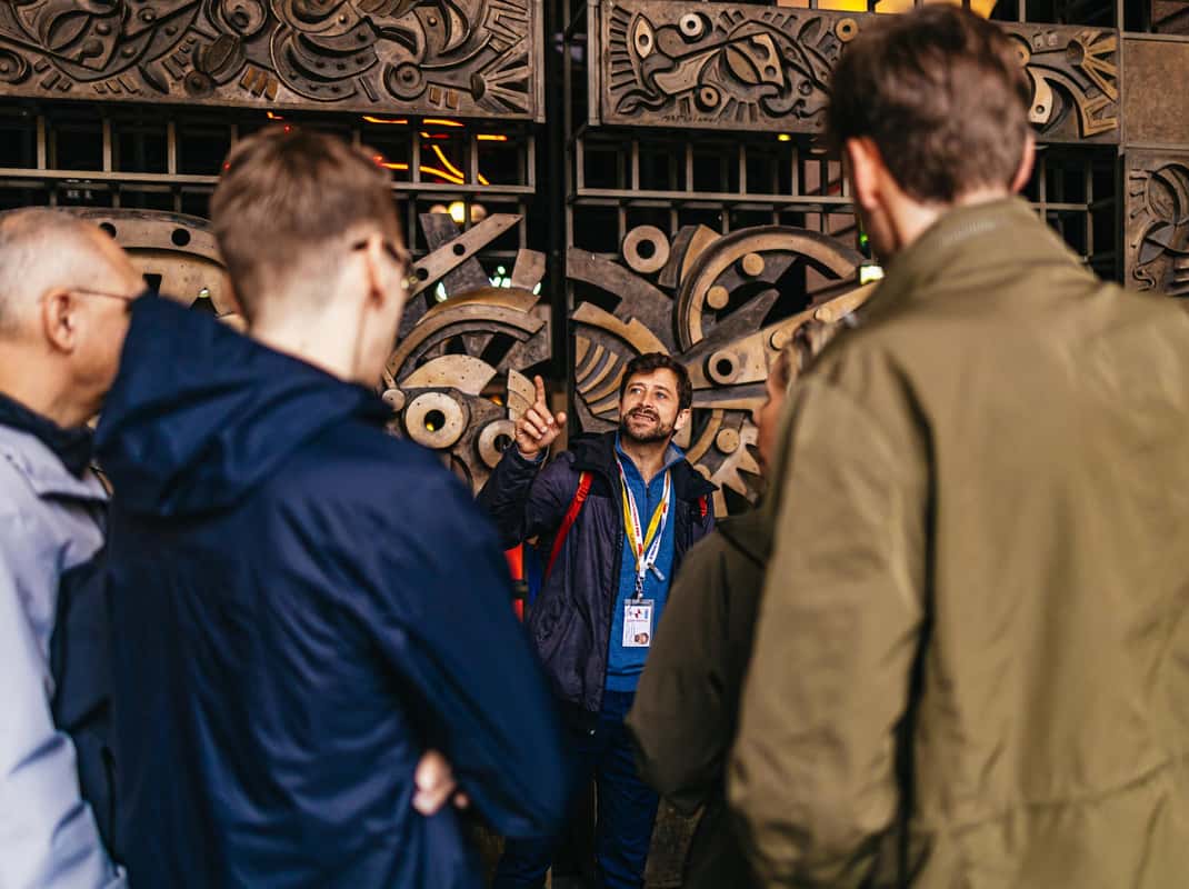 Gids met groep op een plein in het centrum van Turijn