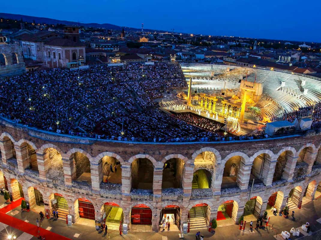 Verlichte Arena di Verona tijdens een avondvoorstelling