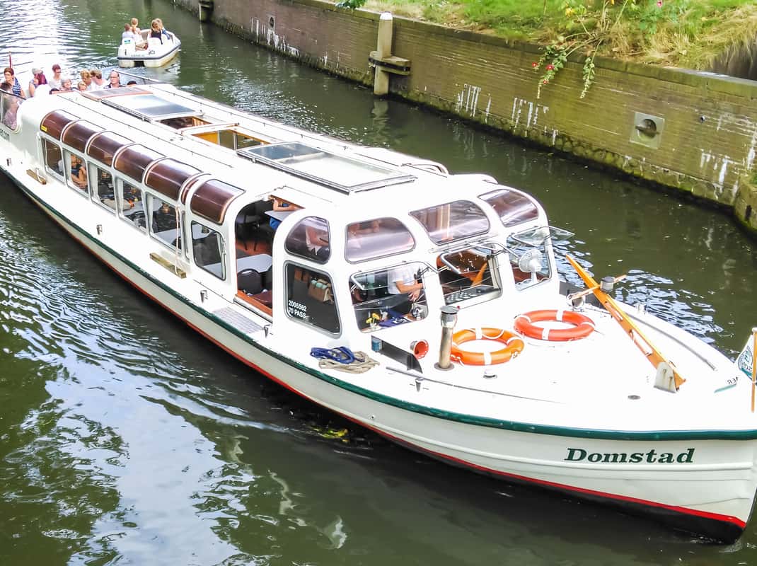 Utrecht grachtenrondvaart boot onder brug
