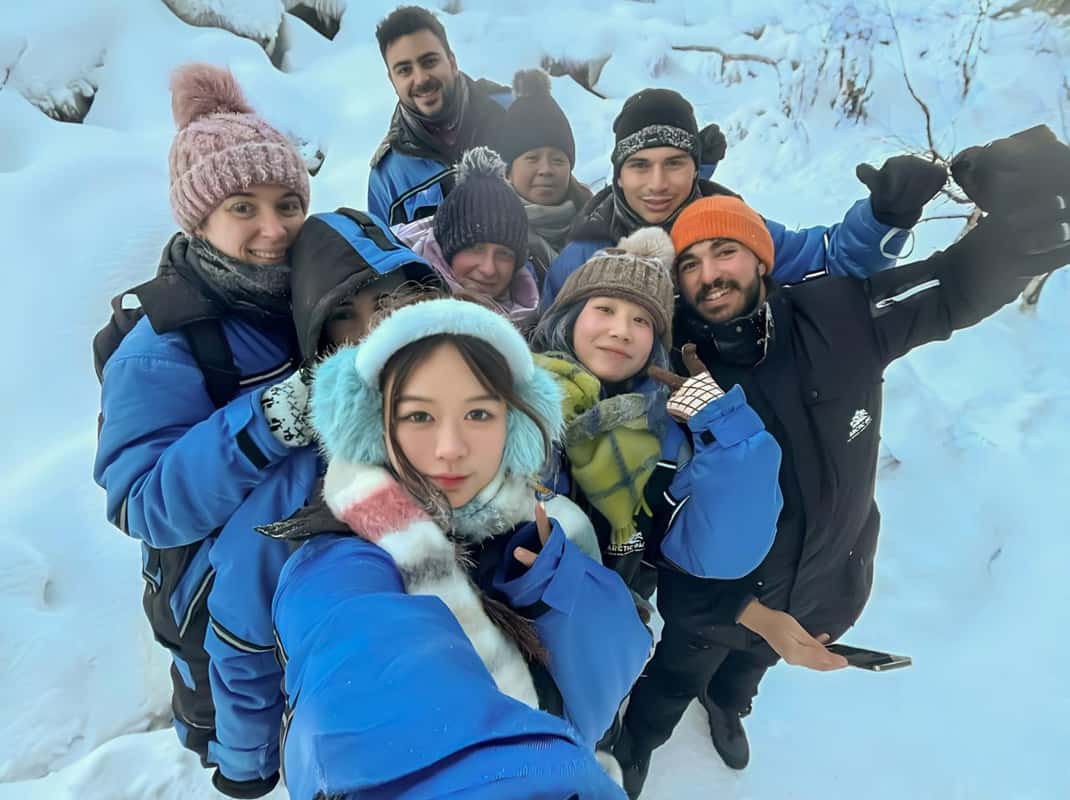 Wandelen door besneeuwde canyon