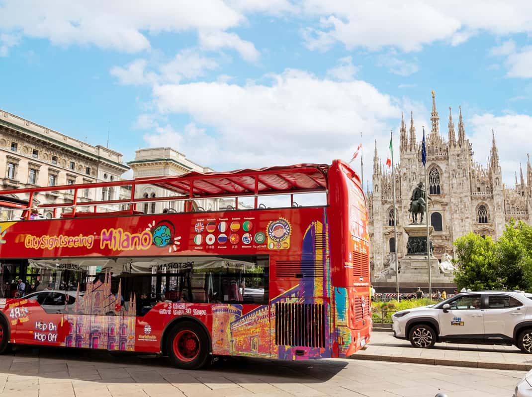 Hop-on hop-off sightseeingbus in Milaan