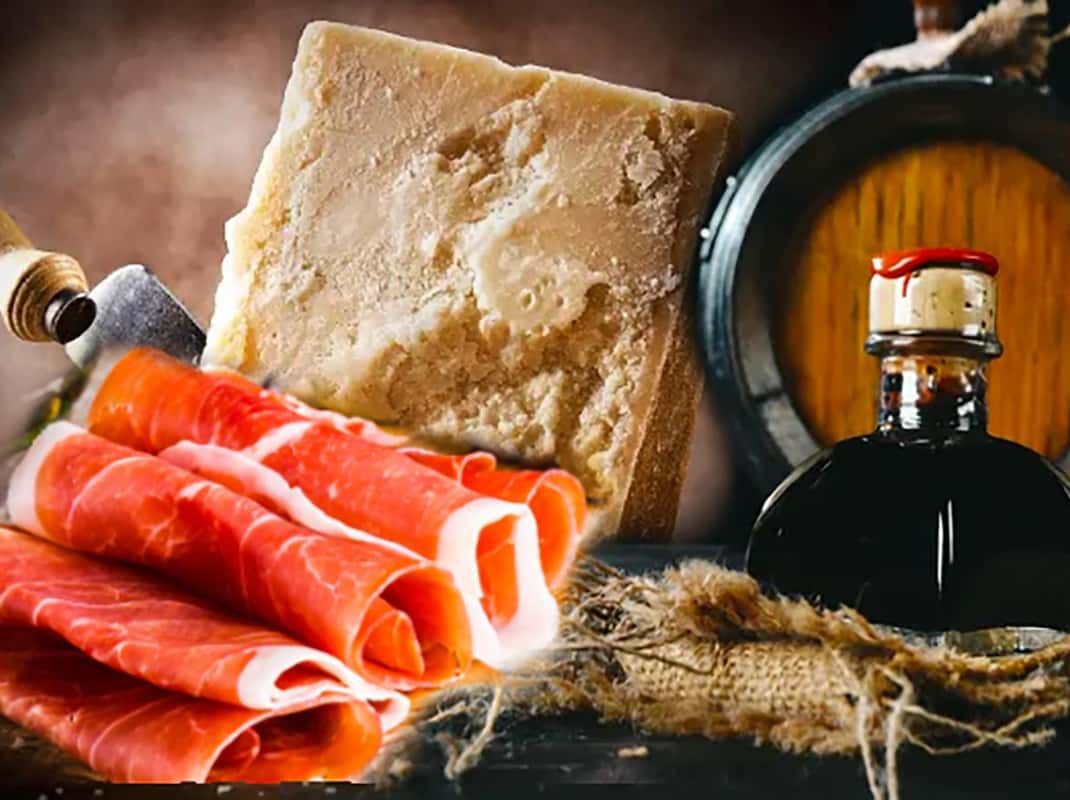 Parmigiano kazen in een rijpingsruimte tijdens een tour in de Parma-regio