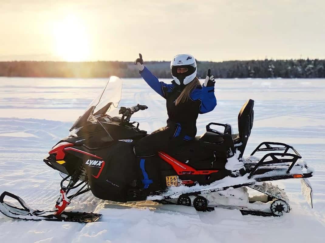 Sneeuwscooter safari door Lapland bossen