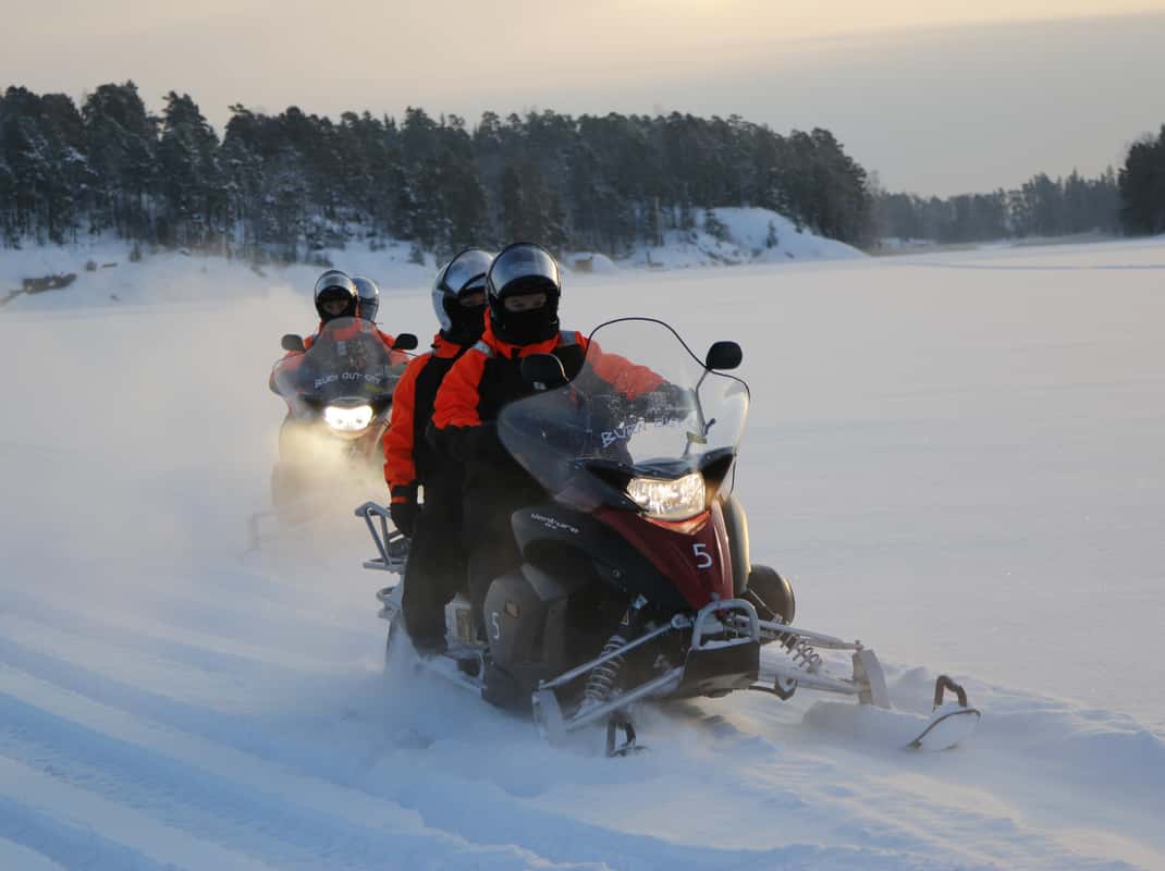Sneeuwscooter door Finse bossen