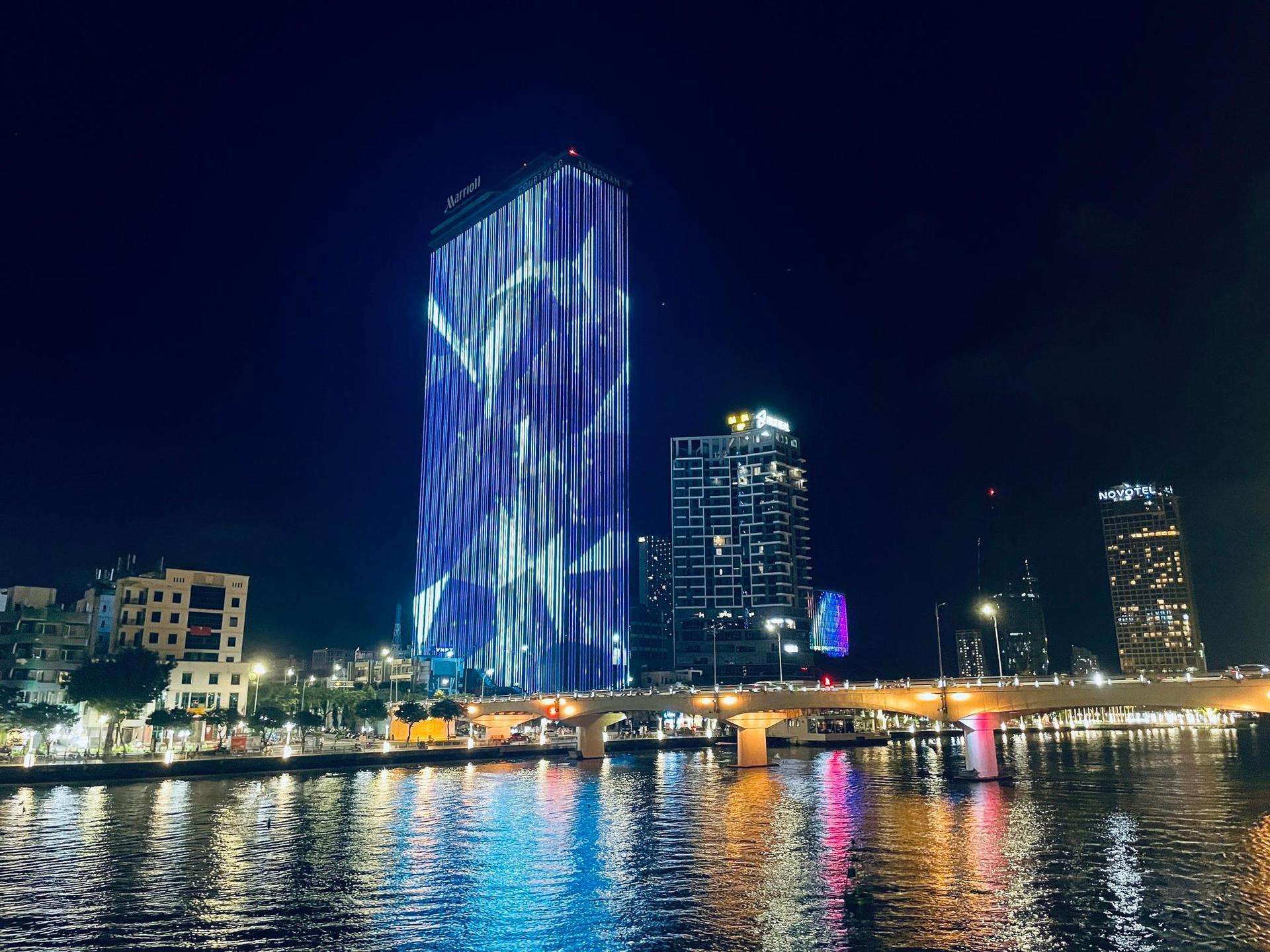 Da Nang: Han River Night Boat Trip with Show on Weekends - Thumbnail 3