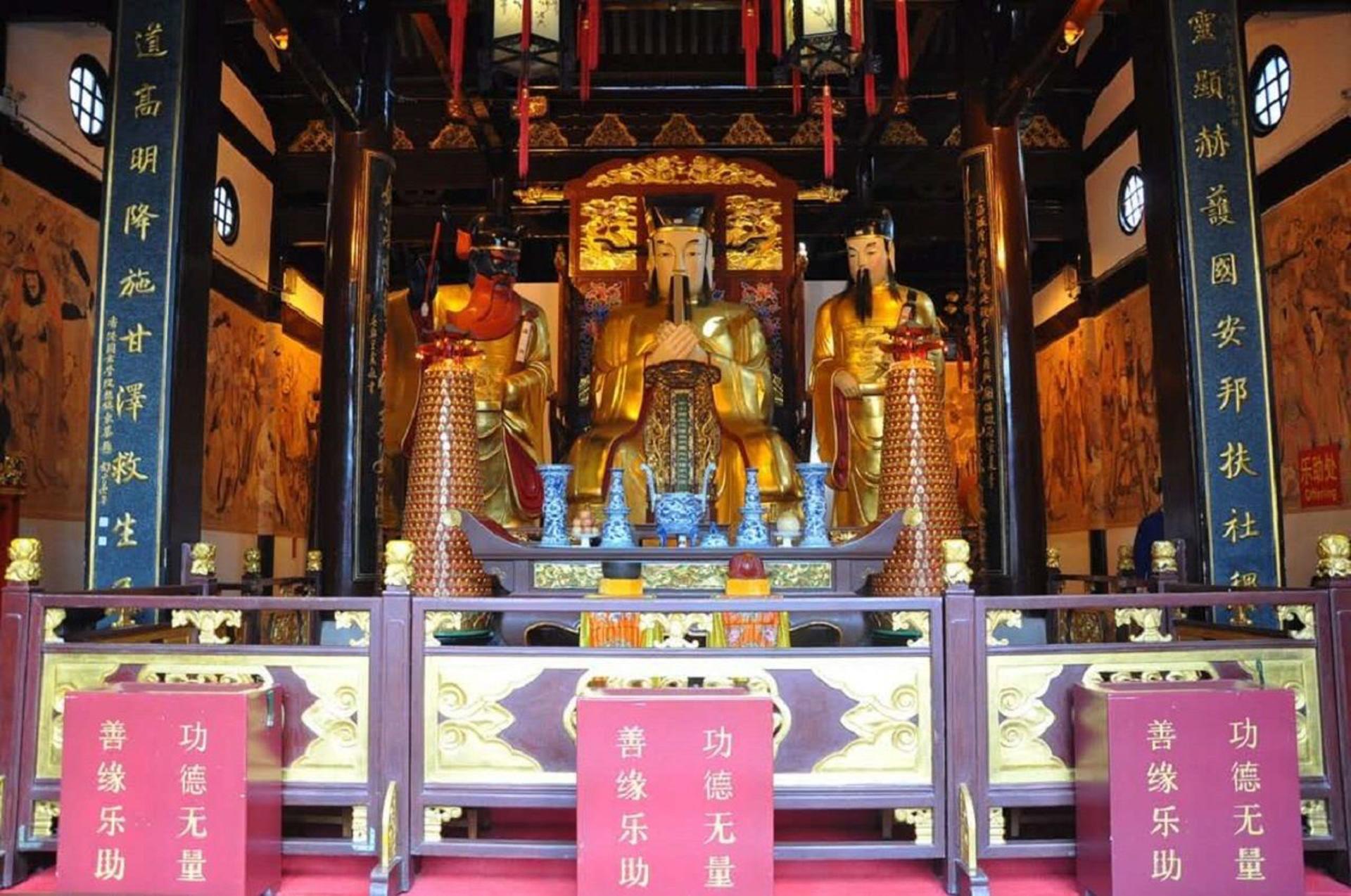 Shanghai: Yu Garden and City God Temple Walking Tour - Thumbnail 2