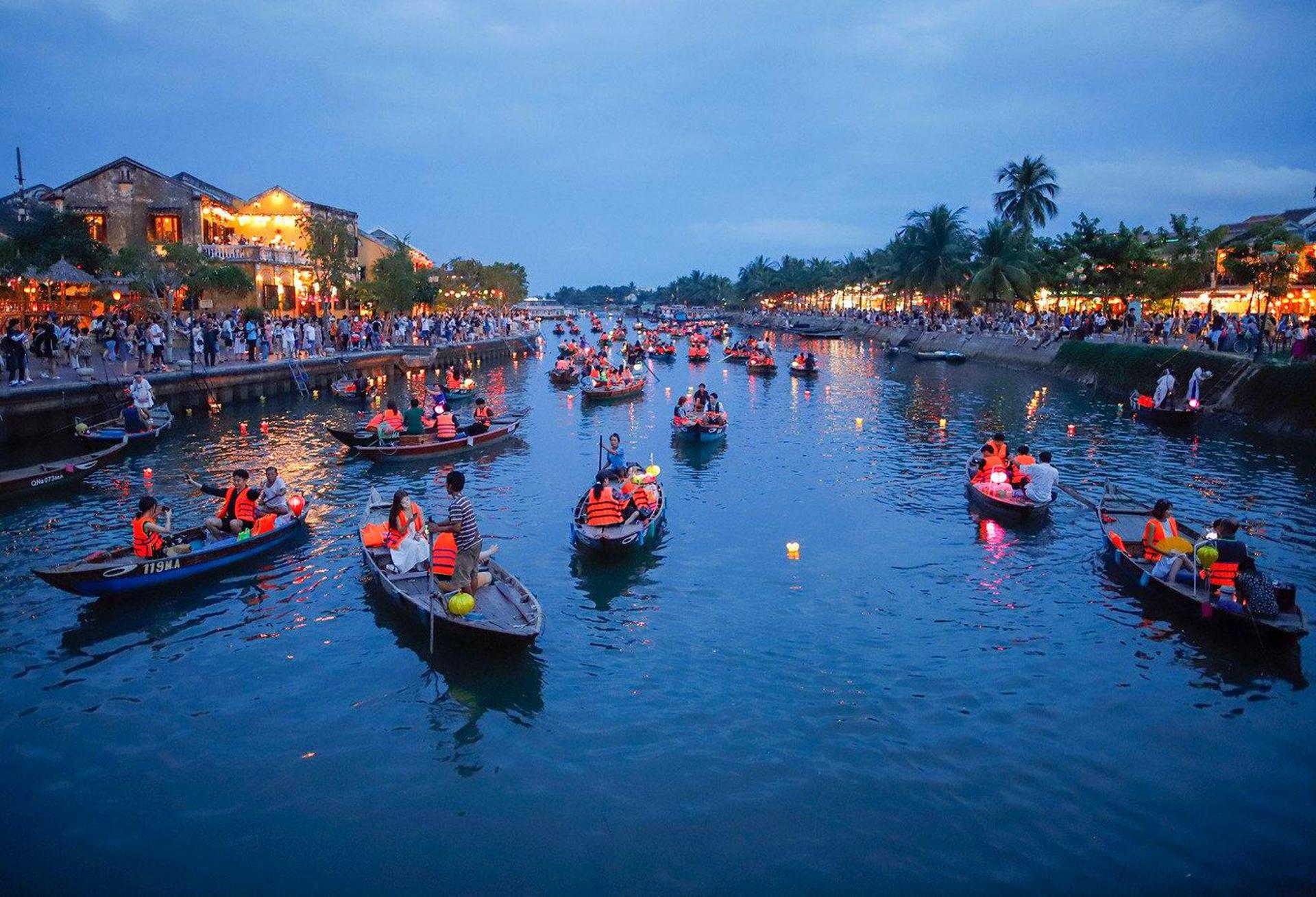 Hoi An : Hoai River Boat Trip by Night and Floating Lantern - Thumbnail 2
