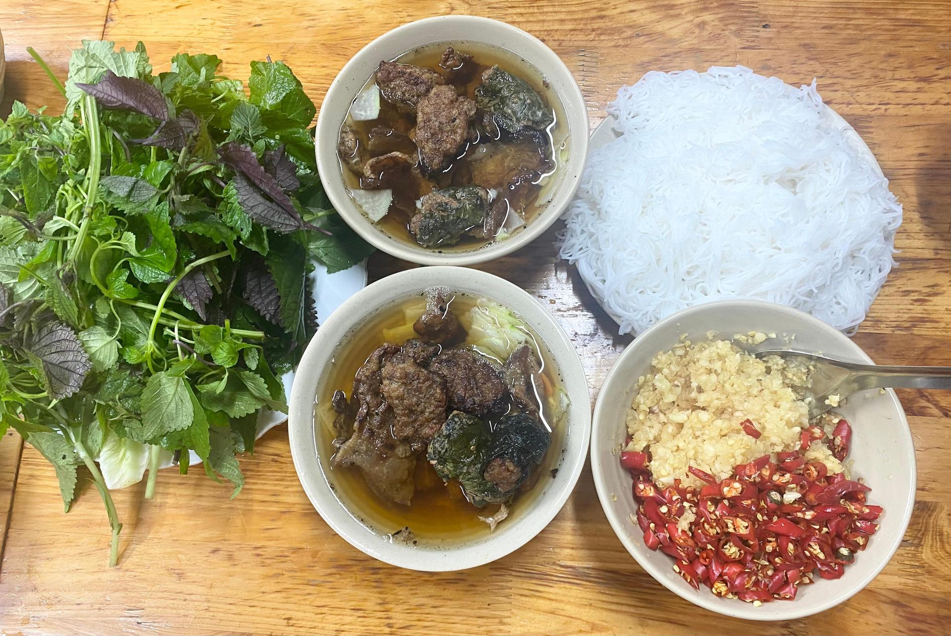 Hanoi: Guided Street Food Tour with Train Street Experience - Thumbnail 3