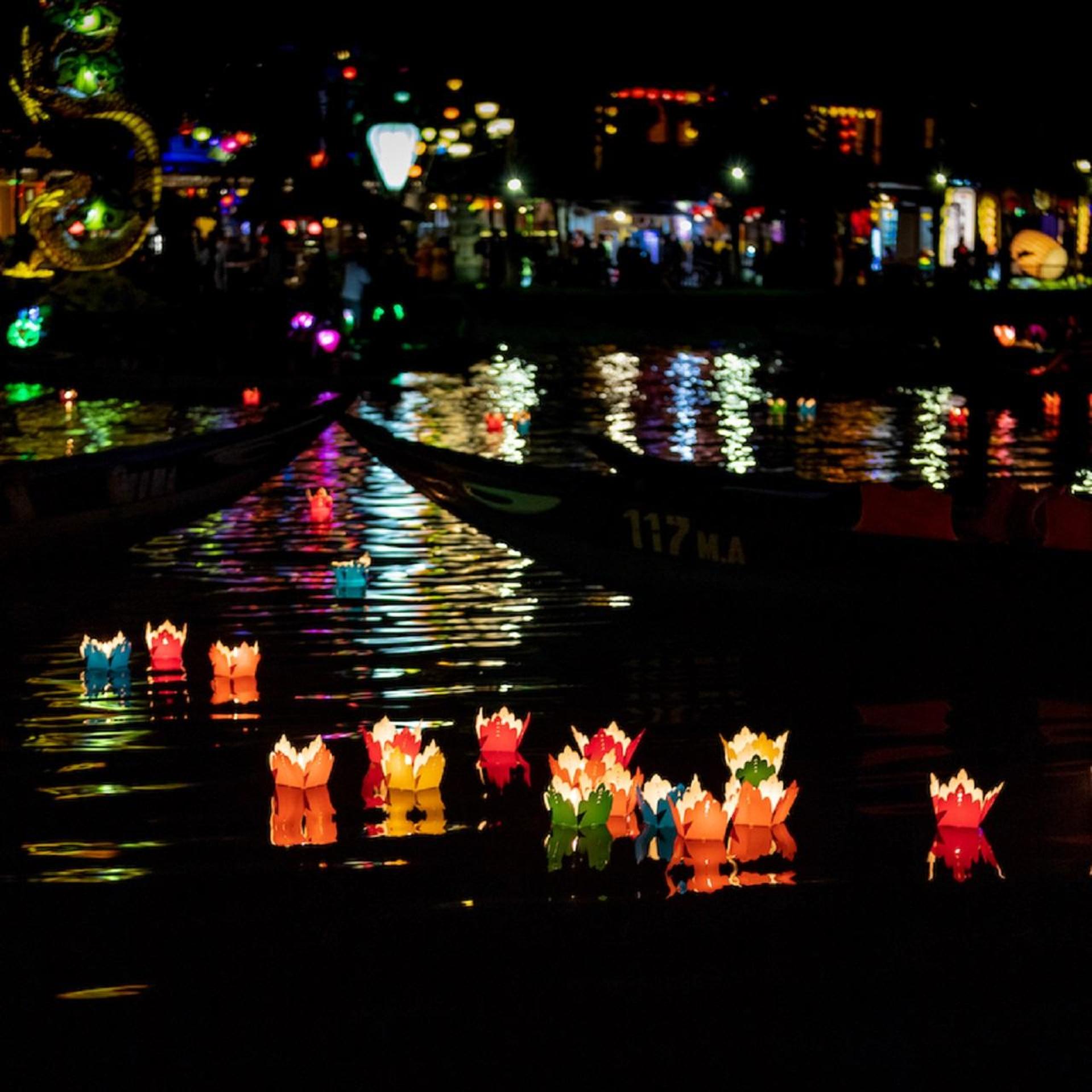Hoi An : Hoai River Boat Trip by Night and Floating Lantern - Thumbnail 3