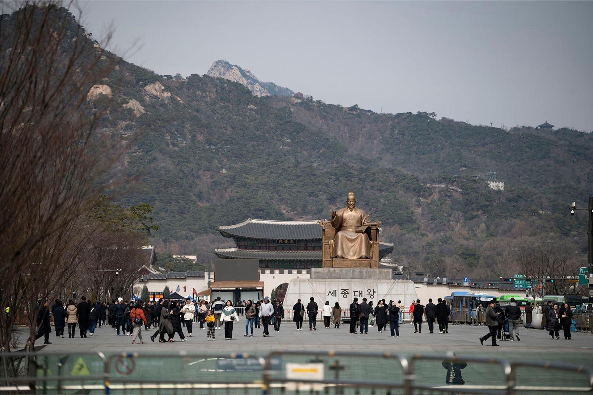 Seoul: 120-Min Gwanghwamun Tour to Understand Local Society - Thumbnail 2