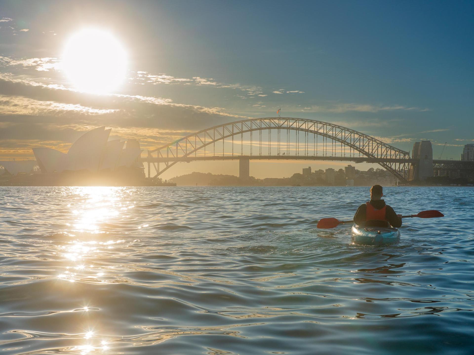 Sydney: Harbour Sunrise Kayak Tour - Thumbnail 3