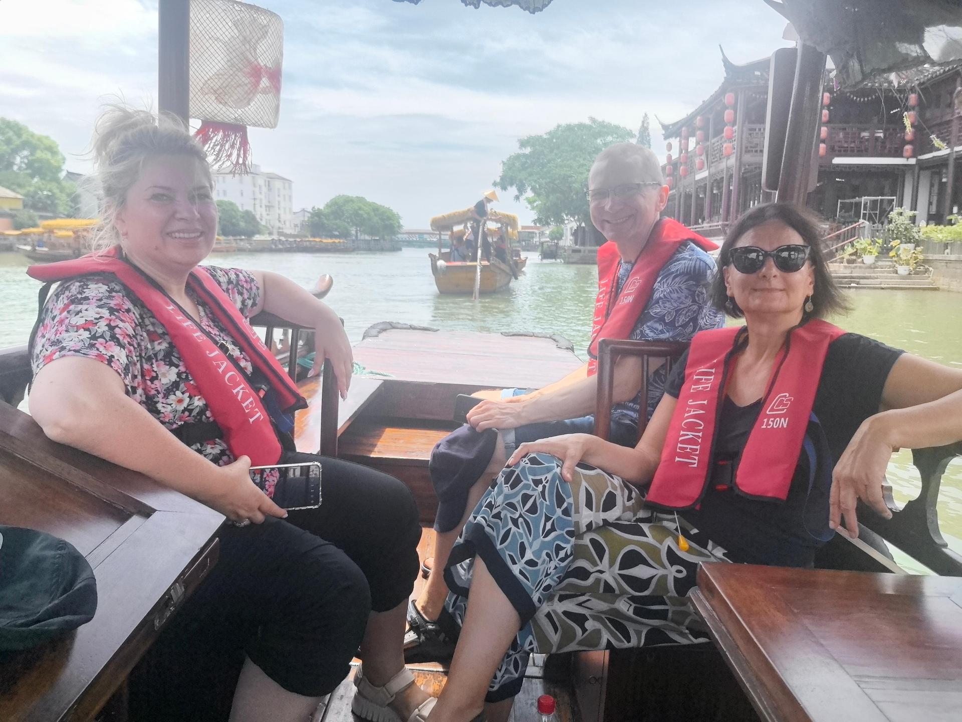 Zhujiajiao Water Town By Bus & Yu Garden,Bund By Escooter - Thumbnail 2