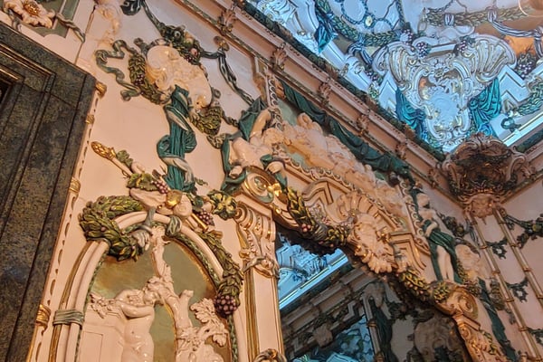 Guided tour inside the magnificent Throne Room of Madrid's Royal Palace, highlighting its opulent decor and historical significance. Guided tour inside the magnificent Throne Room of Madrid's Royal Palace, highlighting its opulent decor and historical significance.