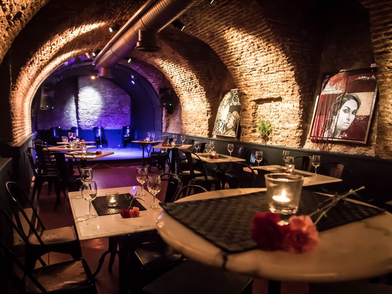 Spectacular live show at Madrid's WAH Show with performers, dynamic lighting, and guests enjoying a gourmet nightlife experience. Spectacular live show at Madrid's WAH Show with performers, dynamic lighting, and guests enjoying a gourmet nightlife experience.