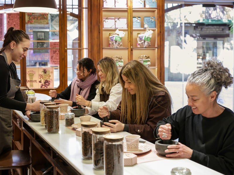 Porodica uživa u degustaciji i radionici čokolade u istorijskoj kući čokolade Amatller u Barseloni