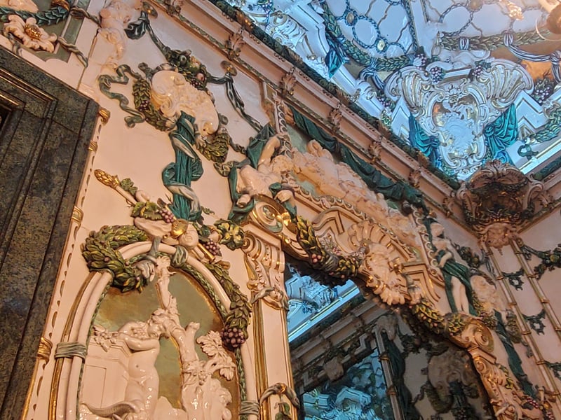 Expert guided tour inside the ornate throne room of Madrid's Royal Palace with a small group of visitors Expert guided tour inside the ornate throne room of Madrid's Royal Palace with a small group of visitors