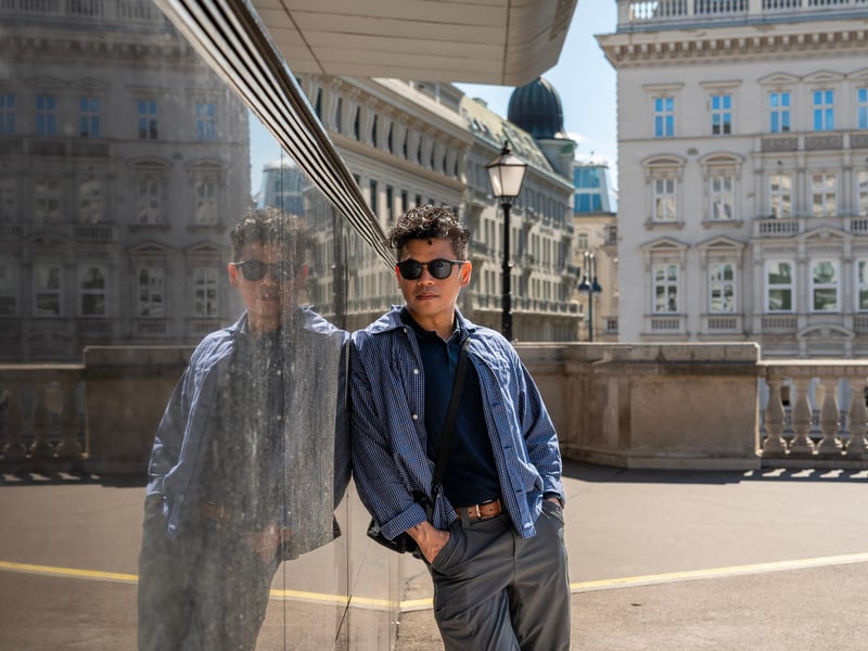 Couple enjoying a professional portrait photoshoot in front of Vienna's Schönbrunn Palace at sunset Couple enjoying a professional portrait photoshoot in front of Vienna's Schönbrunn Palace at sunset