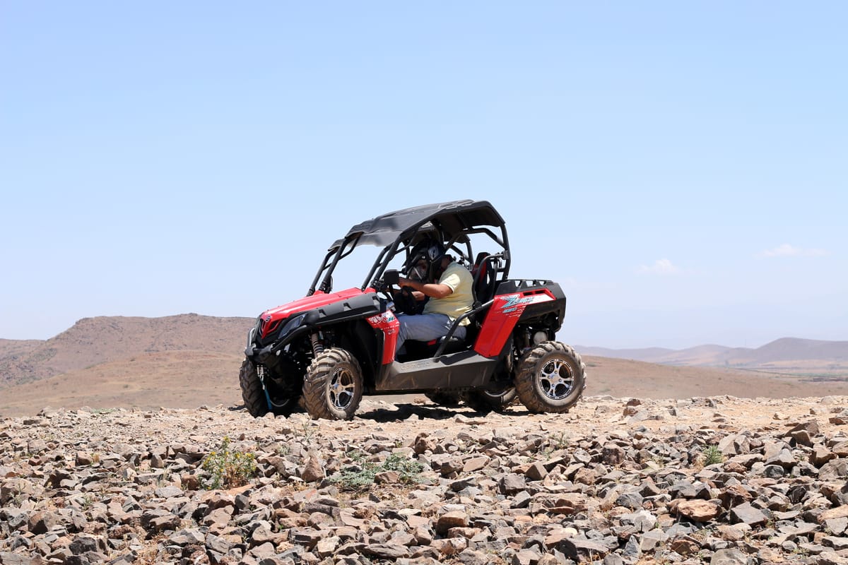 Agafay-Wüste: Buggy-Safari mit Kamelreiten, Abendessen und Show — photo 2 of 4