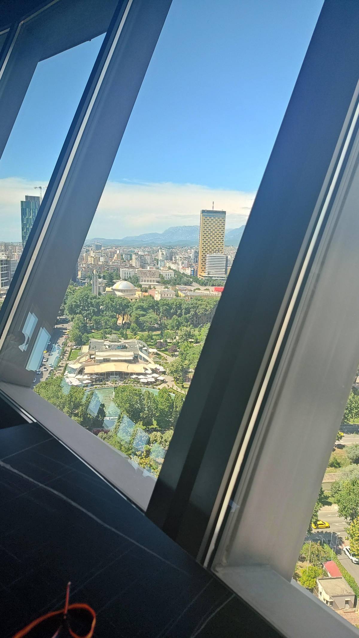 Tirana: guided walking tour in French, Italian, English and more