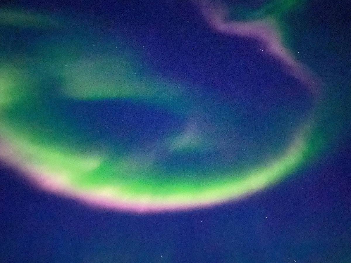 Ein Nordlichtring über dem Himmel