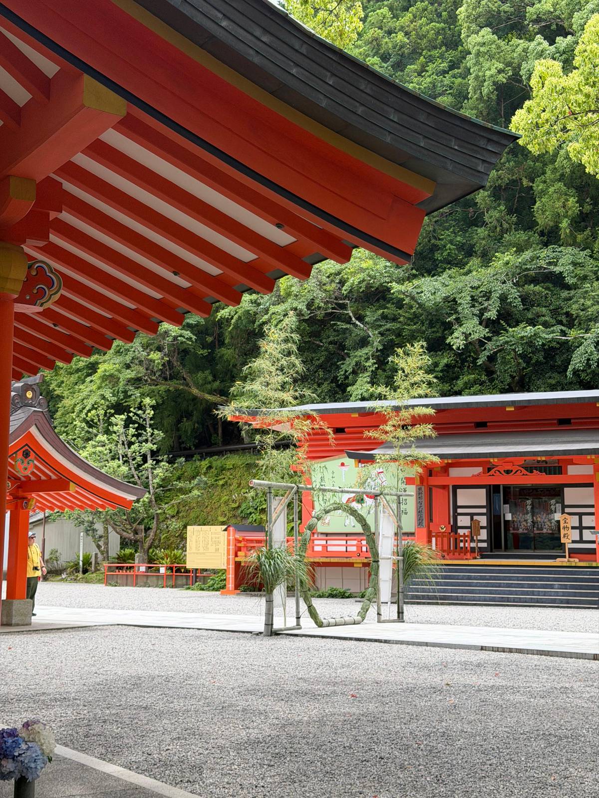 A vermilion shrine hall and its gravel forecourt