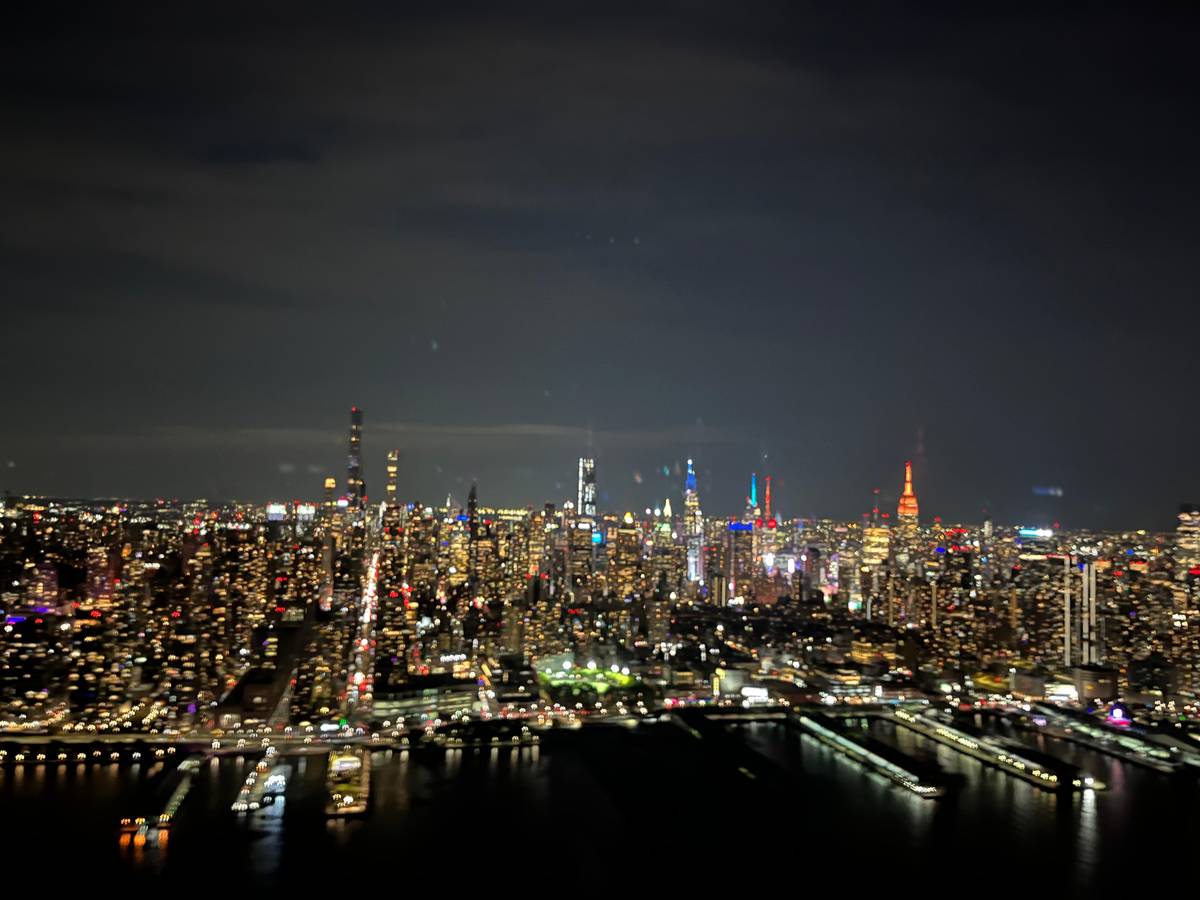 Lo skyline di New York di notte in elicottero