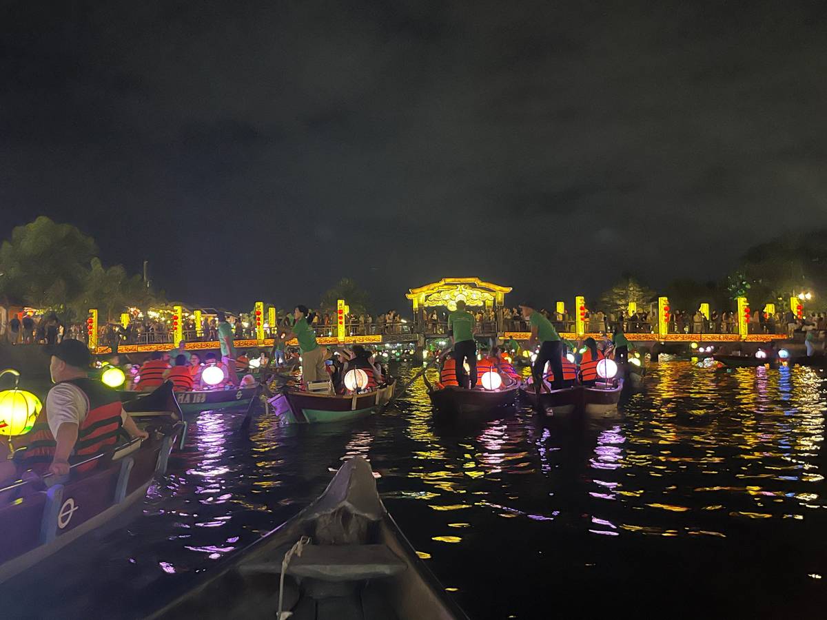 Hoi An : Hoai River Boat Trip by Night and Floating Lantern