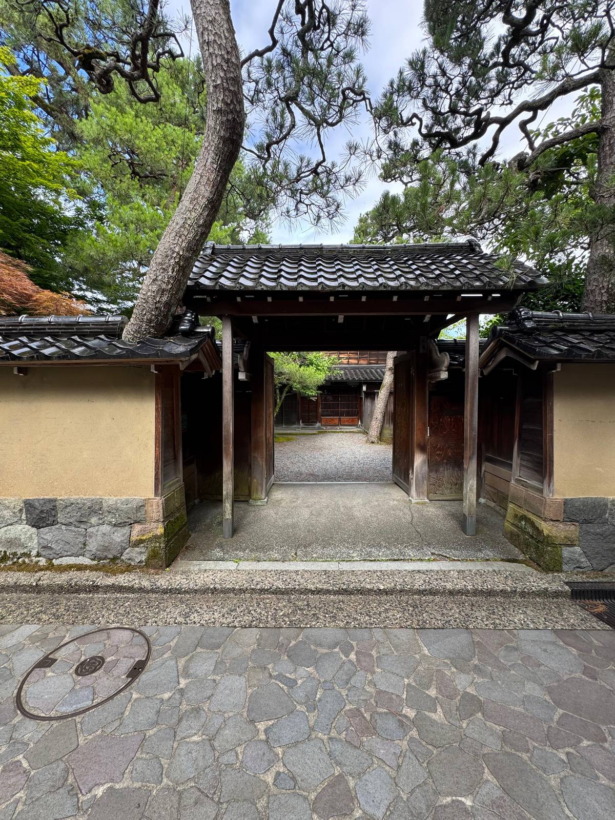 A gate between earthen walls in Nagamachi