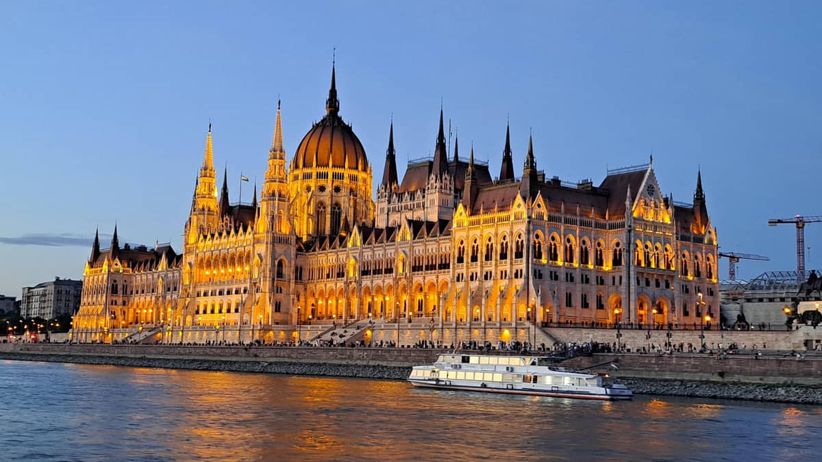 Budapest: 1-Hour Evening Sightseeing Cruise with Drink