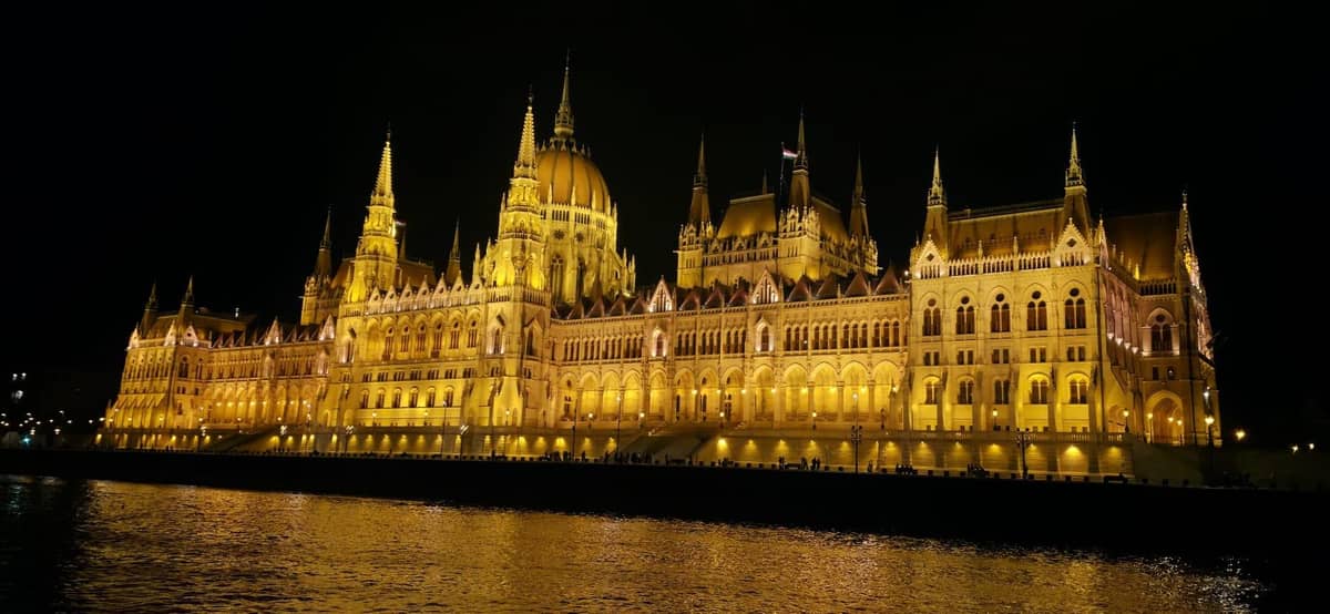Budapest: Premium Sightseeing Cruise with Tokaj Frizzante