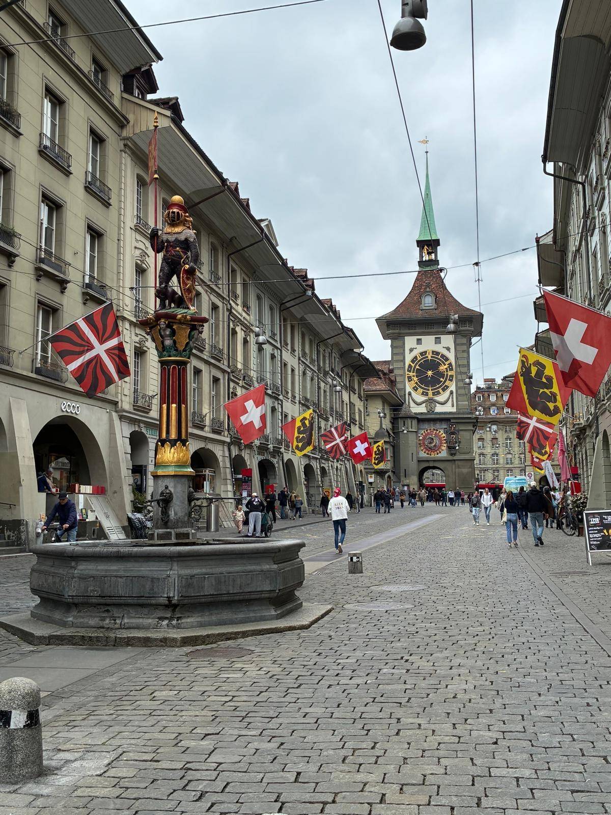 A figure fountain in the arcaded street below the Zytglogge
