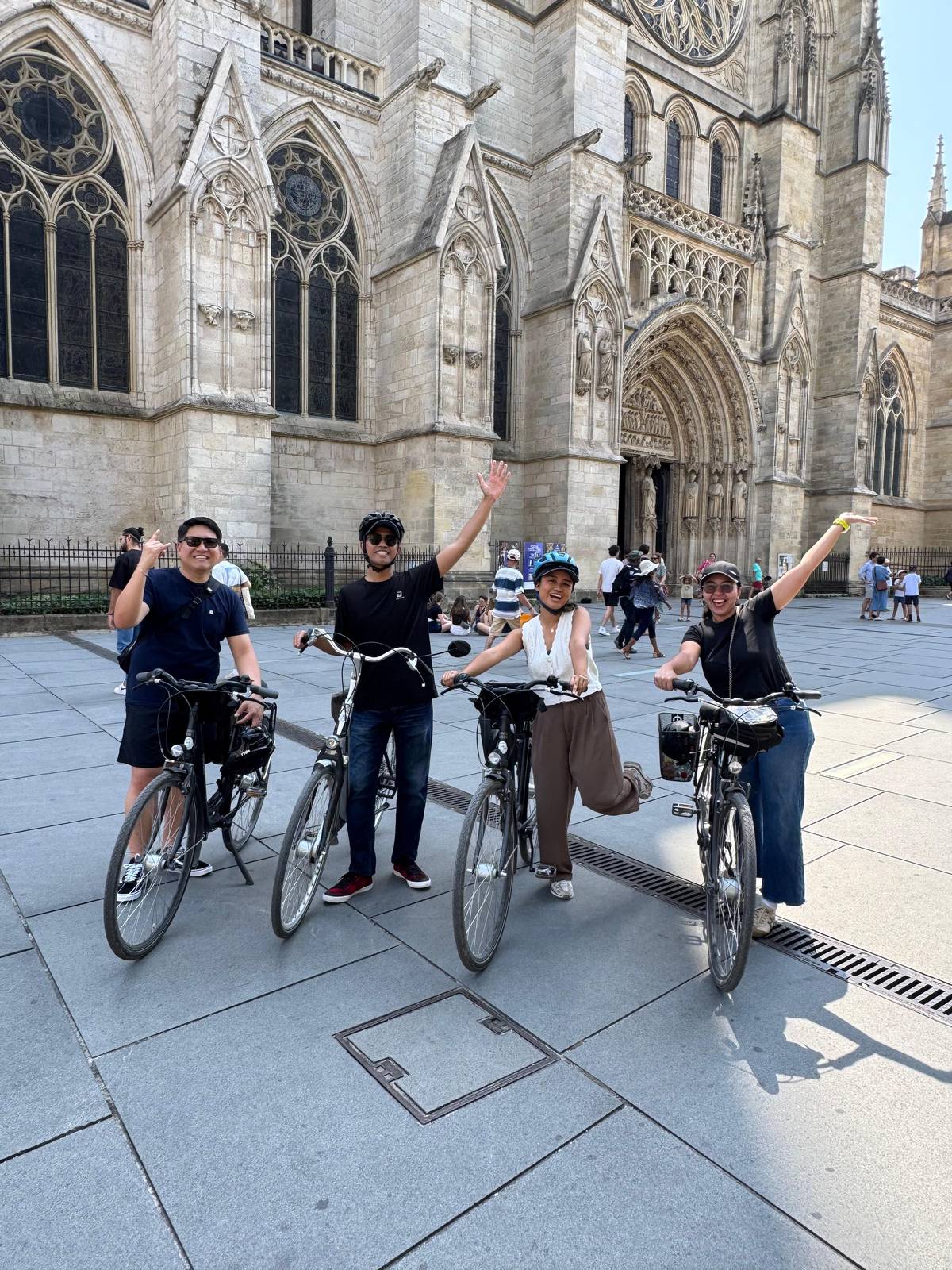 Bordeaux: Historic Center and Chartrons District Bike Tour