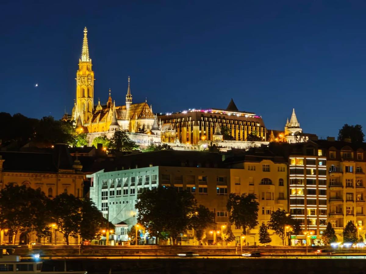 Budapest: Dinner Cruise with Live Music and Unlimited Drinks